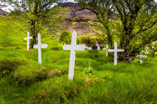Kreuze auf Gräbern in Island