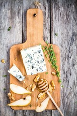 Blue cheese with slices of pear, nuts and honey
