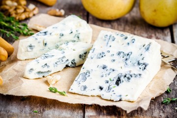 Blue cheese slices closeup - obrazy, fototapety, plakaty