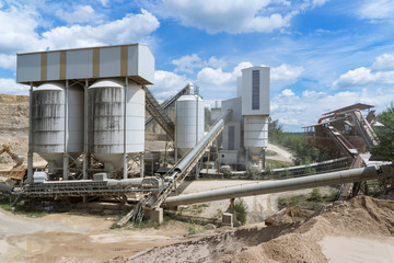 Industrieanlage in einem Steinbruch 