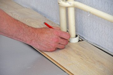 male carpenter puts the laminate