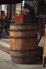 Naklejka premium barrel with flowers near the cafe