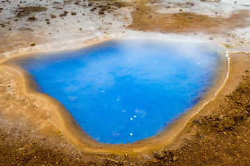 Blauer thermaler Teich in Island