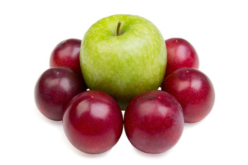 Fototapeta na wymiar яблоко и слива