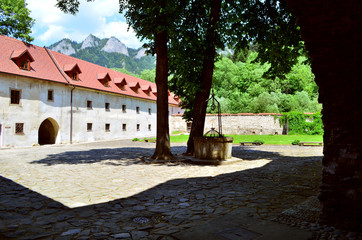 klasztor dziedziniec  © wedrownik52