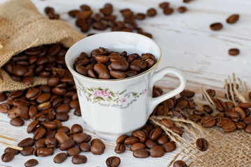 Kaffeebohnen in einer Tasse
