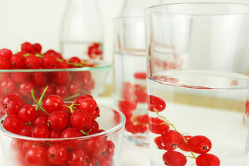 Johannisbeeren - Beeren der Saison in Schale und in Karaffe mit Wasser