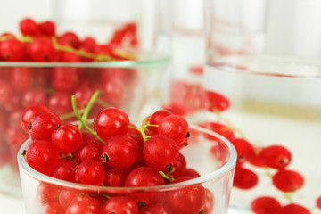 Johannisbeeren - Beeren der Saison in Schale und in Karaffe mit Wasser