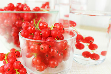 Johannisbeeren - Beeren der Saison in Schale und in Karaffe mit Wasser