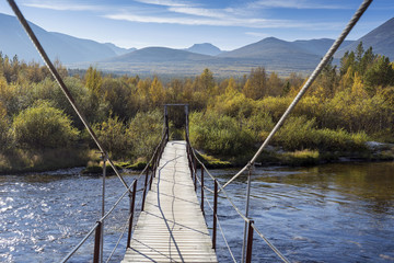 Hängebrücke über den Fluss Atna, hinten der Rondane Nationalpark, Norwegen