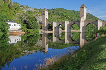 Fototapeta na wymiar Refets du pont Valentré dans le Lot à Cahors