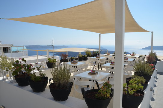 terrasse ombrag&eacute;e &agrave; Santorin