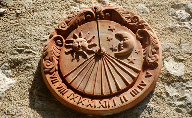 Sonnenuhr aus Ton