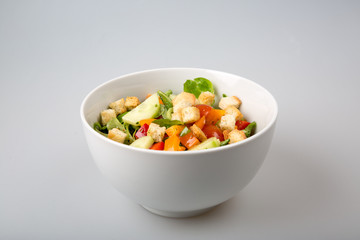 gesunder grüner salat in weißer salatschale