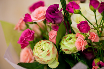 Fototapeta premium bouquet of roses on a background of burlap