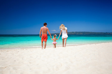 Fototapeta premium Happy family on tropic vacation