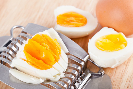 Egg cutter and cutted eggs