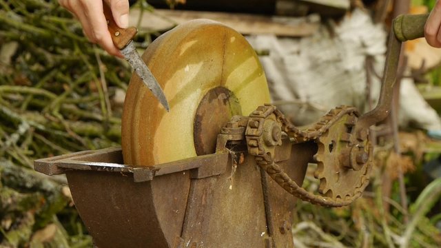 hand grindstone - sharpening knives and tools - including the sound of the grinding wheel