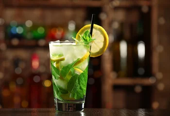 Photo sur Plexiglas Cocktail Glass of cocktail in bar on bright blurred background