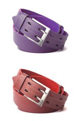 Фиолетовый и красный кожанный ремень изолированный на белом фоне
