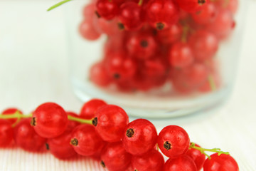 Johannisbeeren in Schale aus Glas auf Esstisch