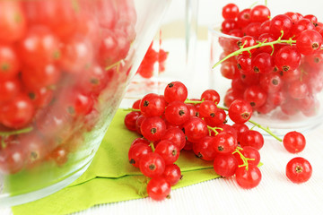 Johannisbeeren in Glasschale auf Esstisch