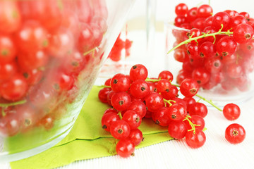 Johannisbeeren in Glasschale auf Esstisch