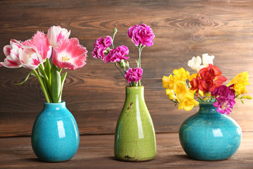 Naklejka premium Fresh spring flowers on wooden background