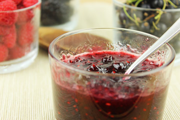 Marmelade kochen aus Waldbeeren - Brombeeren, Himbeeren und Johannisbeeren