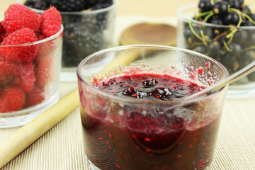 Marmelade kochen aus Waldbeeren - Brombeeren, Himbeeren und Johannisbeeren