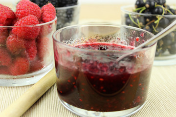 Marmelade aus Waldbeeren mit Holzkochlöffel kochen - Himbeeren, Brombeeren, Johannisbeeren