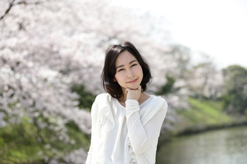 Fototapeta premium 桜と女性