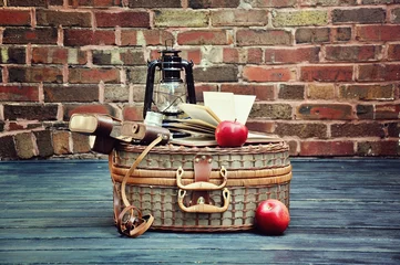 Foto op Canvas Picknickmand met vintage objecten, selectieve focus, getinte afbeelding © malinkaphoto