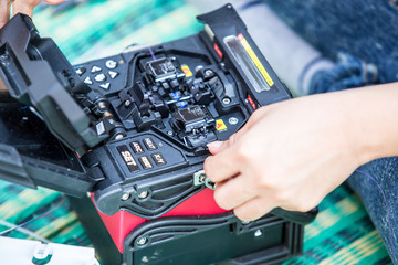 fiber optic fusion splicer in field