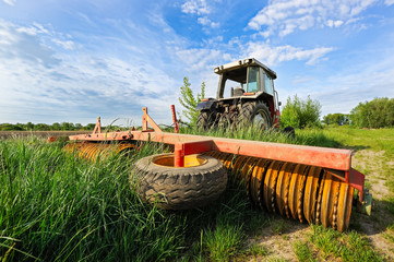 Traktor mit Cambridge Walze auf dem Feld © Ewald Fröch