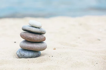 Crédence de cuisine en verre imprimé Pierres dans le sable Spa d& 39 équilibre de pierres de zen sur la plage