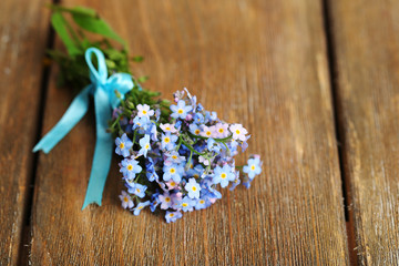 Obraz premium Forget-me-nots flowers on wooden background