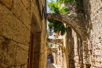 Enge Gasse in der Altstadt von Rhodos