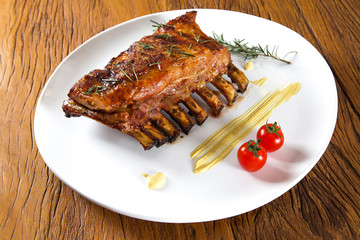 Tasty grilled ribs with vegetables