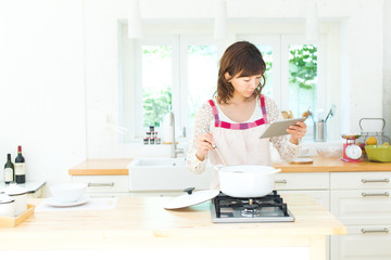 ダイニングの爽やかな女性