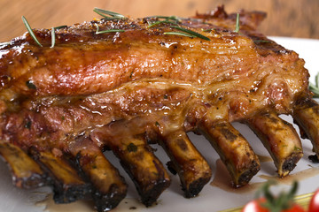 Tasty grilled ribs with vegetables