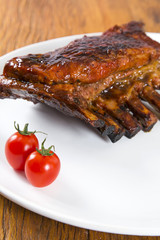 Tasty grilled ribs with vegetables