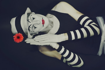 sleep mime in white hat with red flower