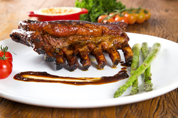 Tasty grilled ribs with vegetables