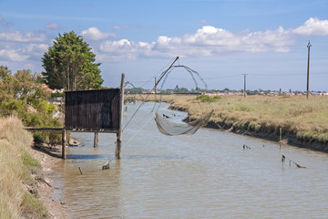 Fototapeta na wymiar Pêche au carrelet en Vendée au port du Bec près du passage du gois à L'ile de Noirmoutier