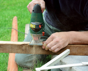 Schreiner sägt Holz für Terrasse mit Pendelstichsäge