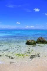 沖縄の青い海と夏の空