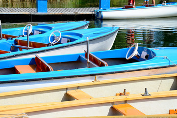 Fototapeta na wymiar Elektroboote und Ruderboote beim Bootsverleih