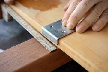 Schreiner oder Handwerker beim Anzeichnen von Holz für Terrasse 