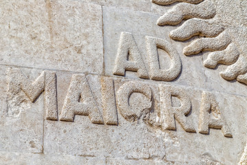 Ad Maiora, latin sentence set in stone